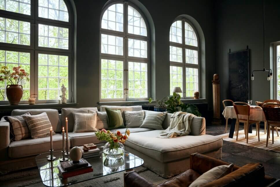 Behaglich eingerichtetes Wohnzimmer in Altbau Villa