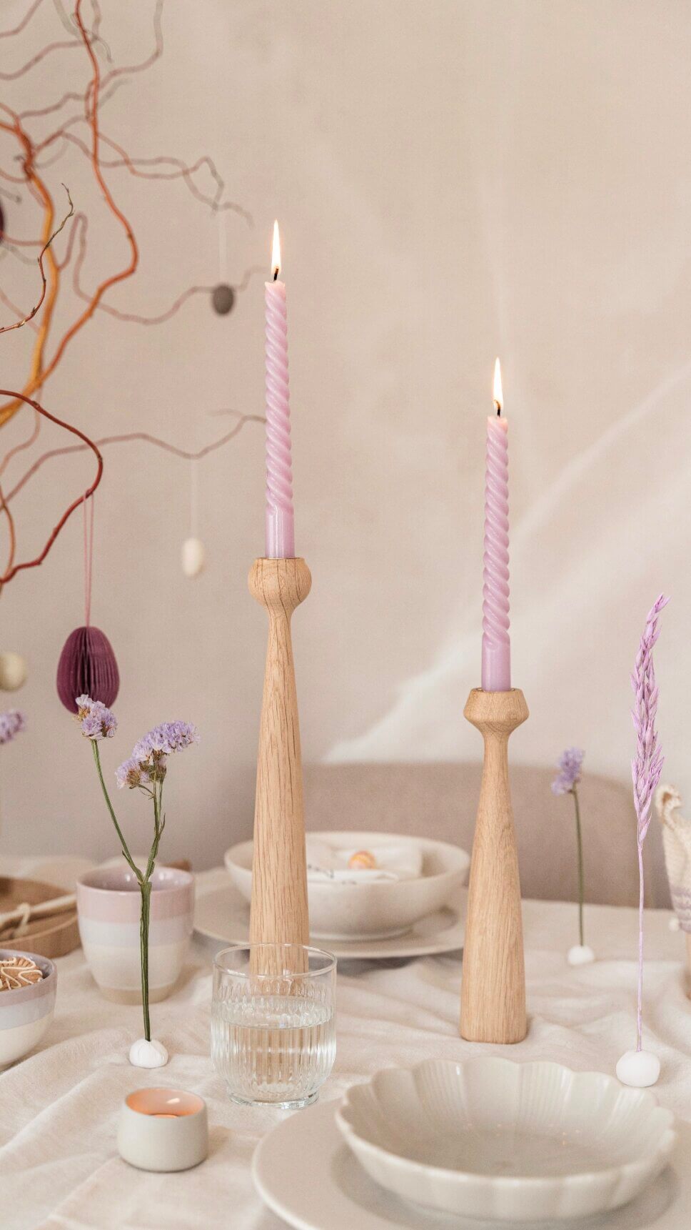 Festlich gedeckter und mit Osterdeko geschmückter Tisch