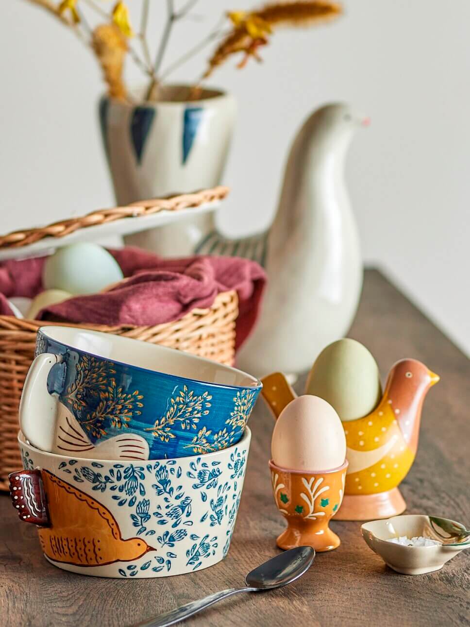 mit Osterdeko geschmückter Tisch