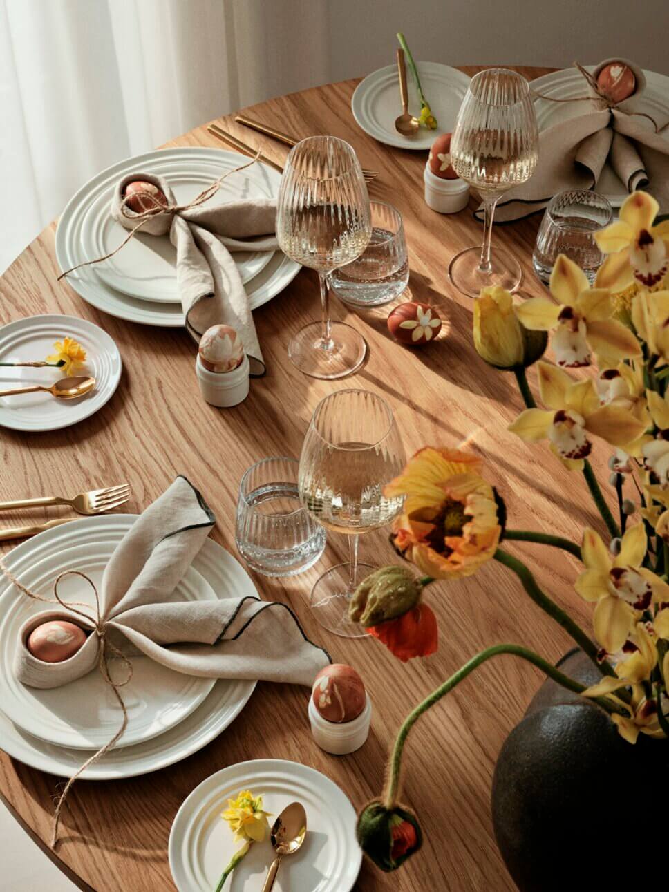 Festlich gedeckter und mit Osterdeko geschmückter Tisch