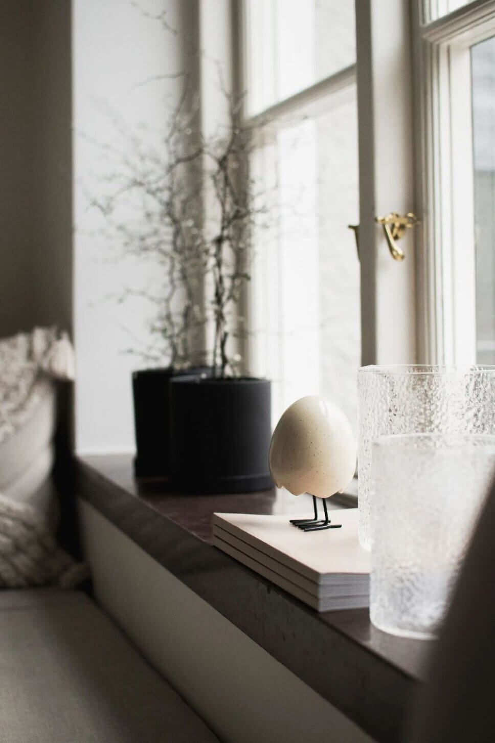 mit Osterdeko und Pflanzen minimalistisch dekorierte fensterbank