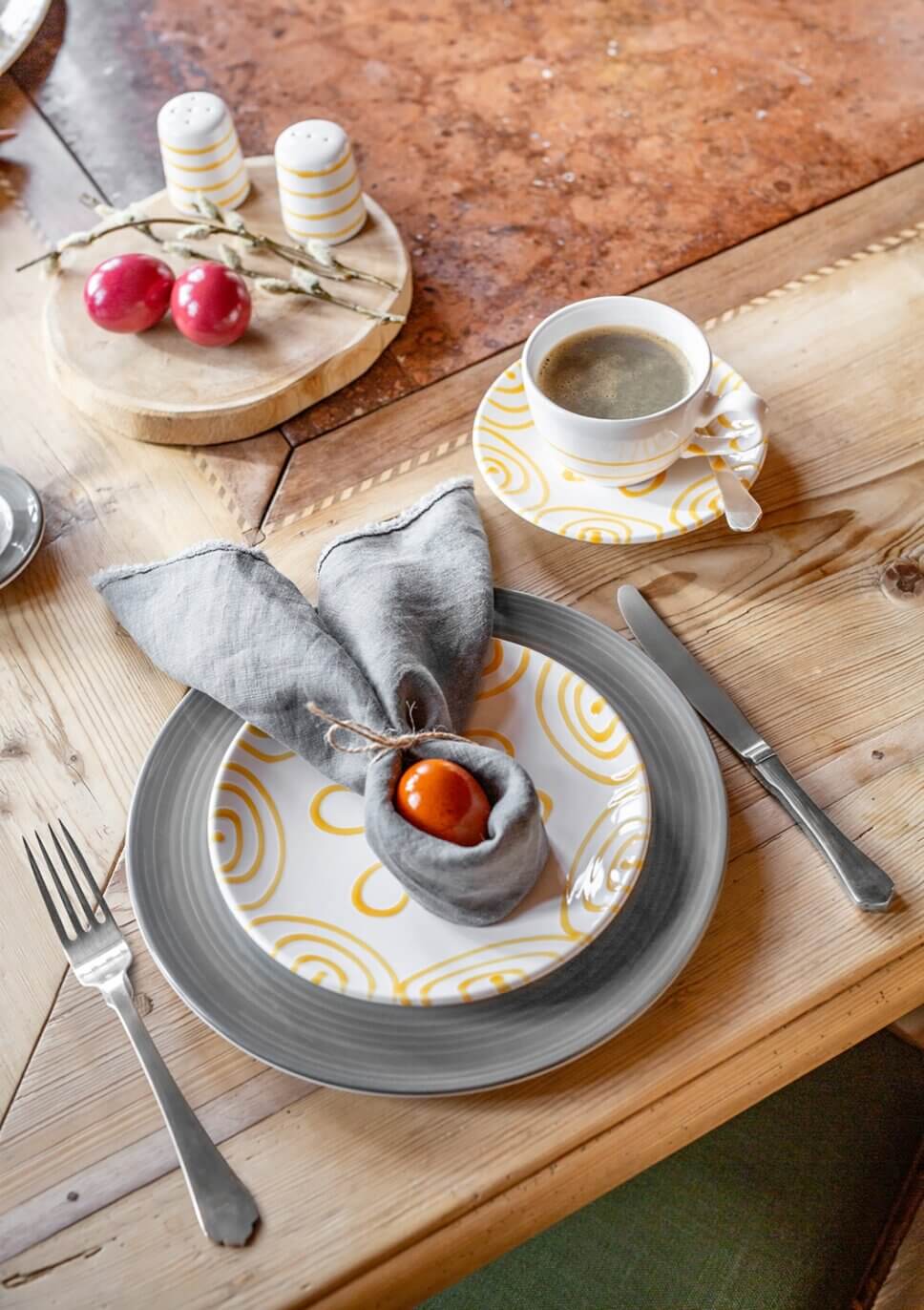 Festlich gedeckter und mit Osterdeko geschmückter Tisch