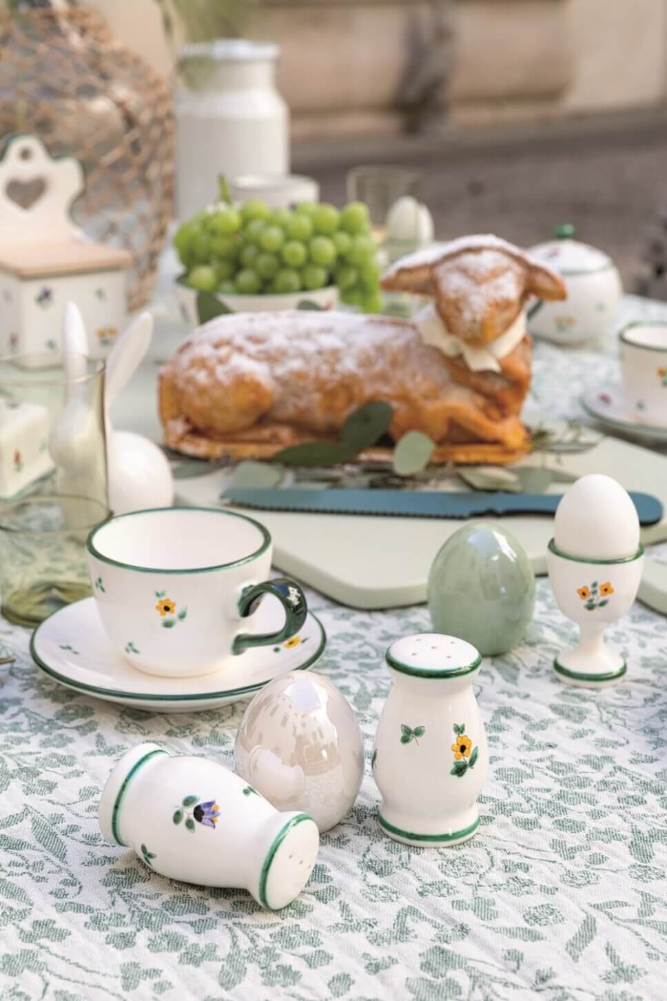 Festlich gedeckter und mit Osterdeko geschmückter Tisch