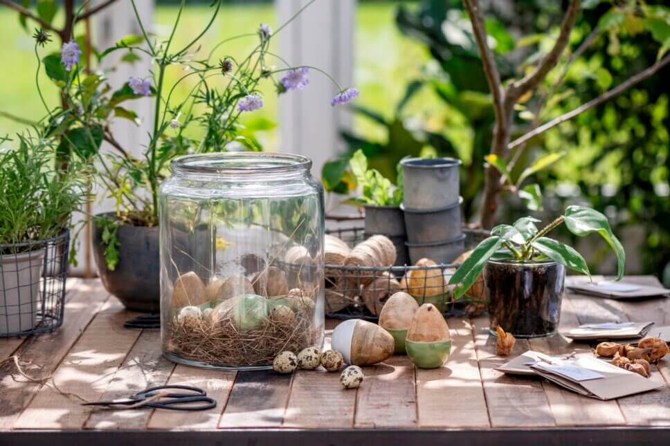 Osterdeko im garten auf Pflanztisch