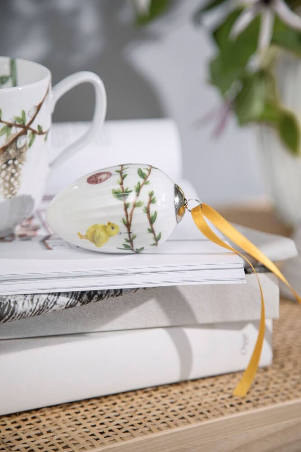 Ostergeschirr und Osterdeko im Schrank