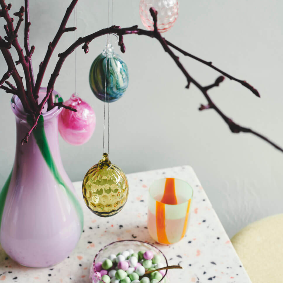 mit Osterdeko geschmückter Tisch