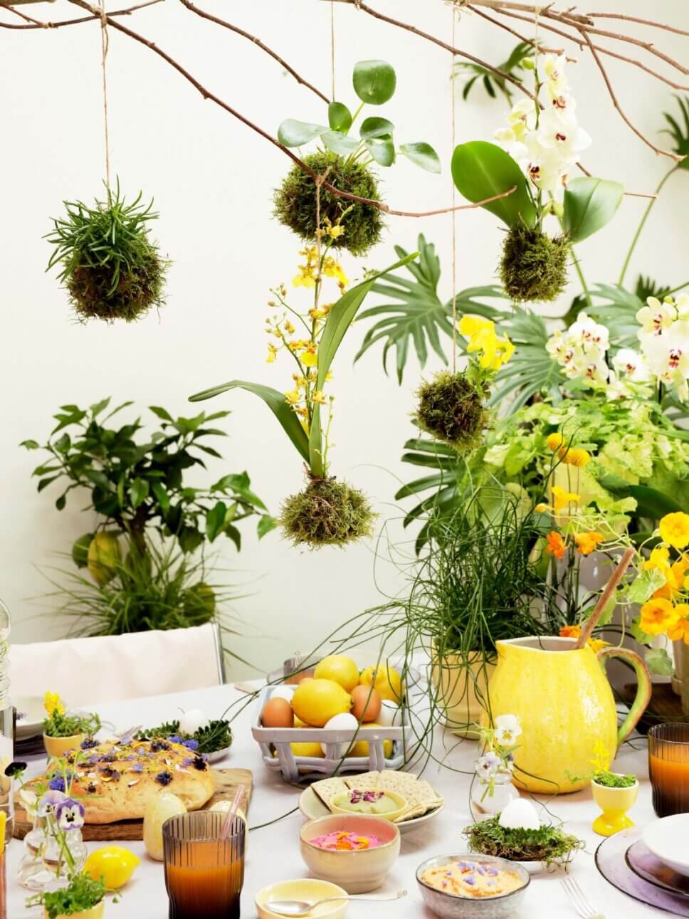 Festlich gedeckter und mit Osterdeko geschmückter Tisch