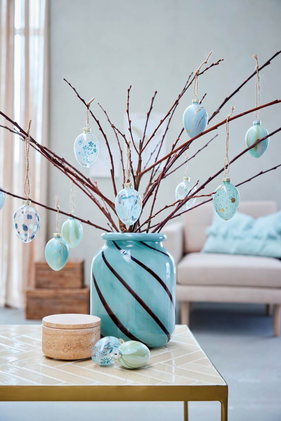 mit Osterdeko geschmückter Tisch