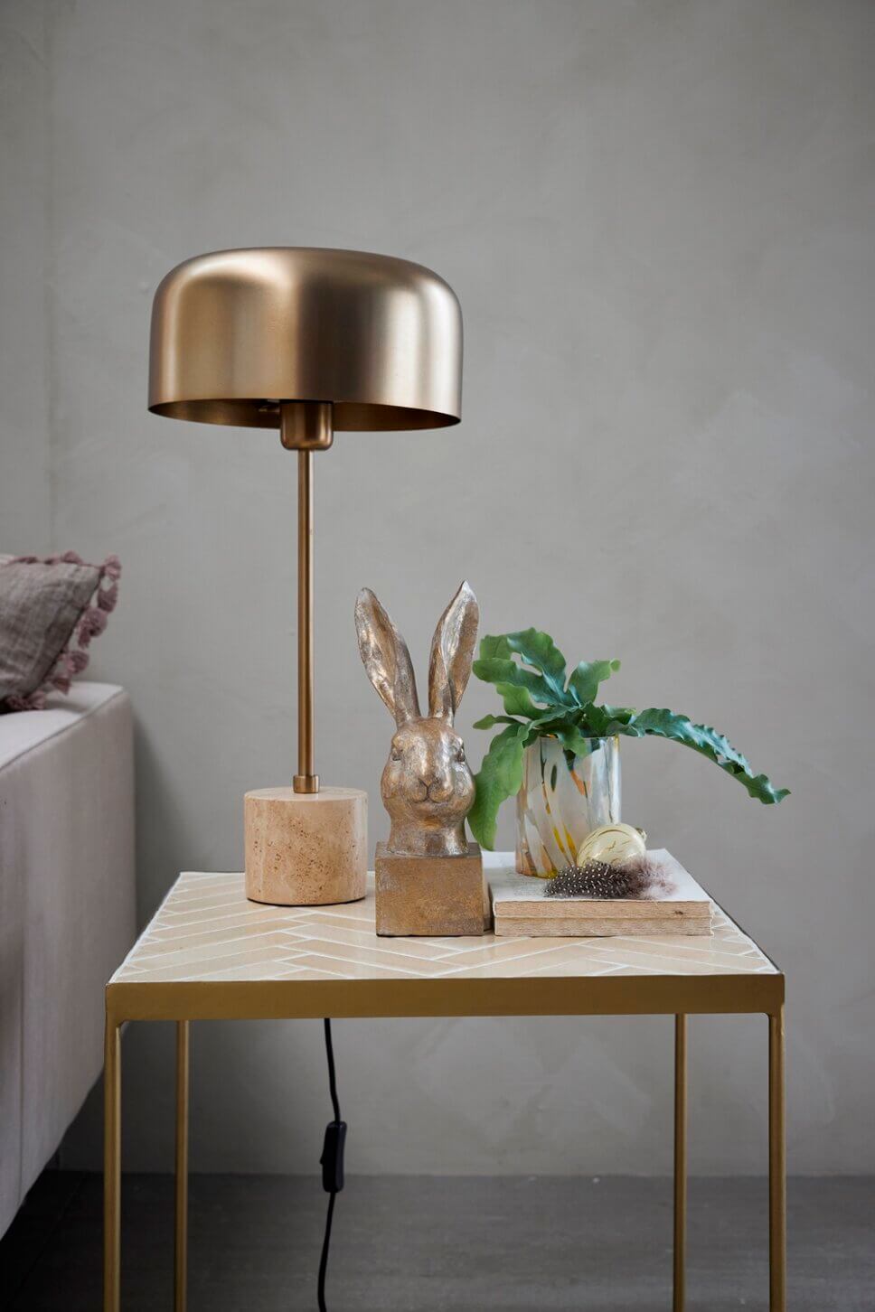 mit Osterdeko und blumen dekorierter Tisch