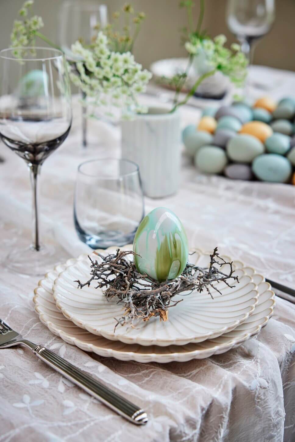 Festlich gedeckter und mit Osterdeko geschmückter Tisch