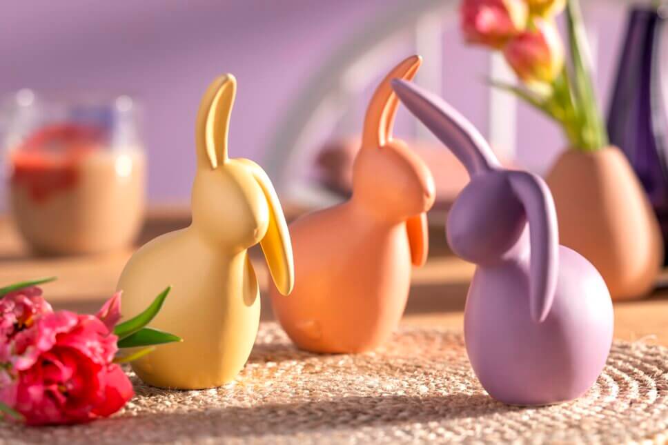 Bunte osterhasen aus keramik auf Tisch