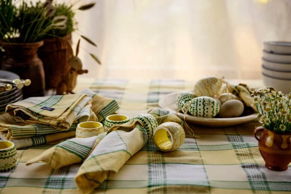 Festlich gedeckter und mit Osterdeko geschmückter Tisch