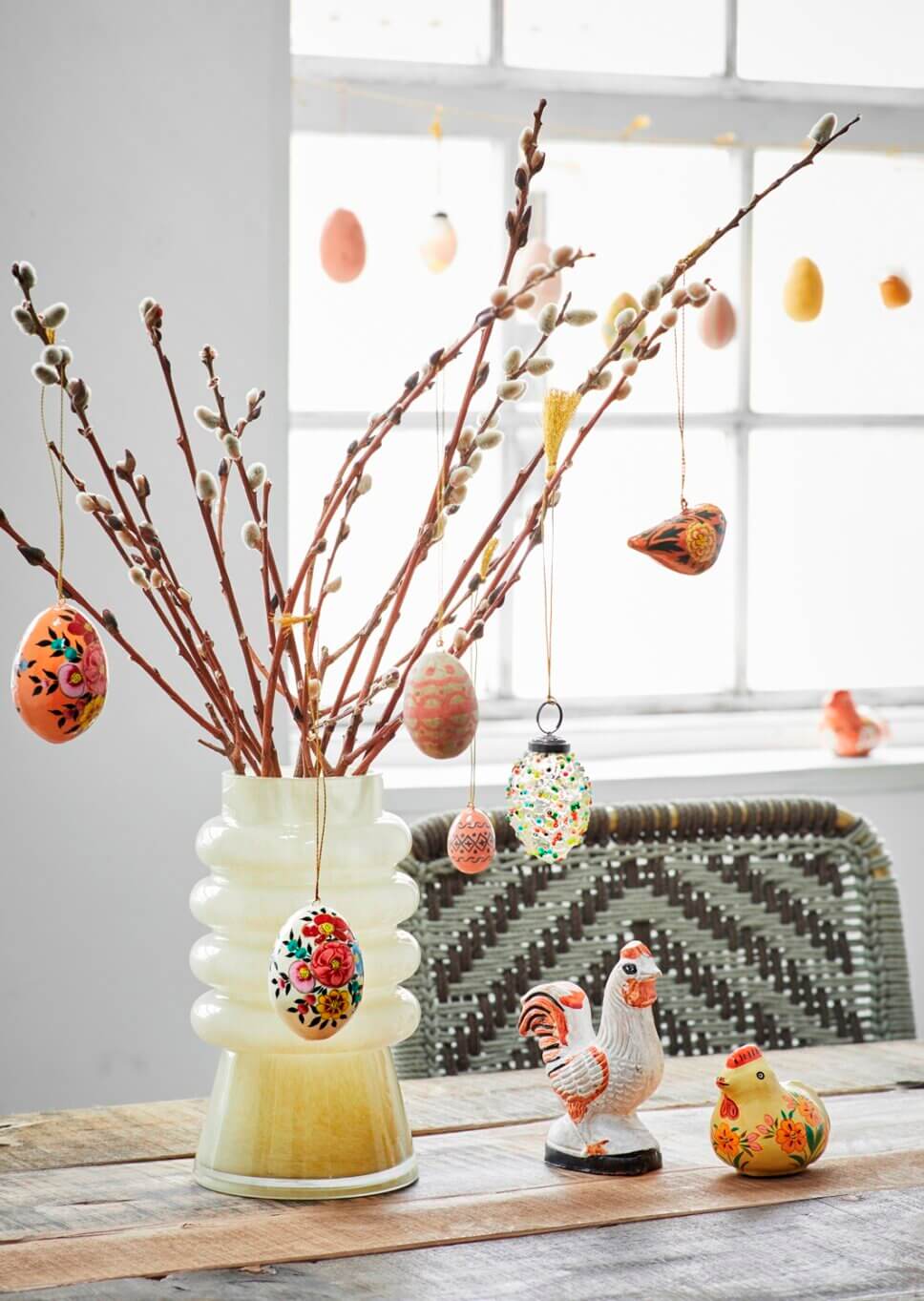 mit Osterdeko geschmückter Tisch