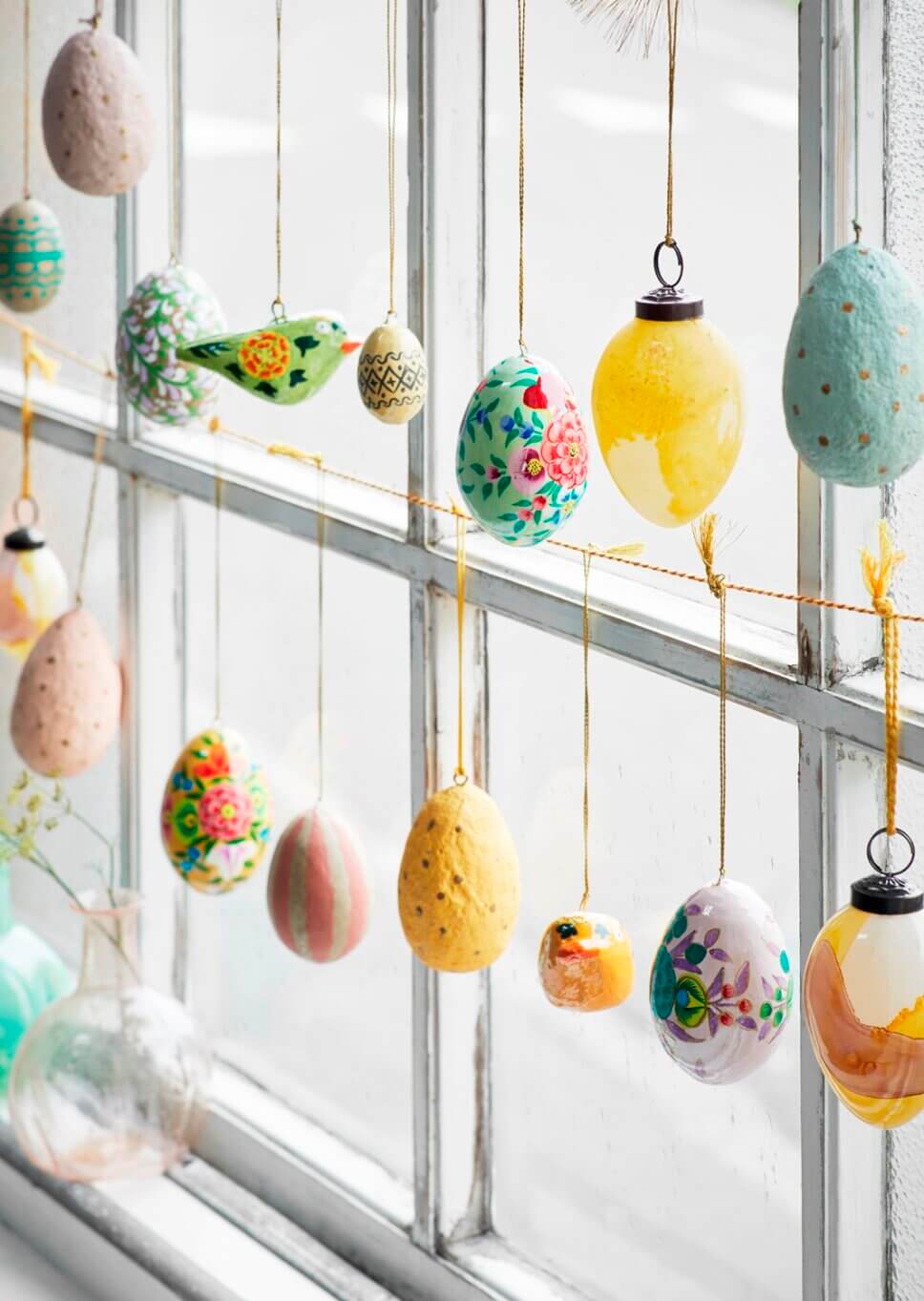 Osterdeko hängt vor Fenster