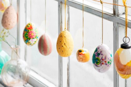 Osterdeko hängt vor Fenster