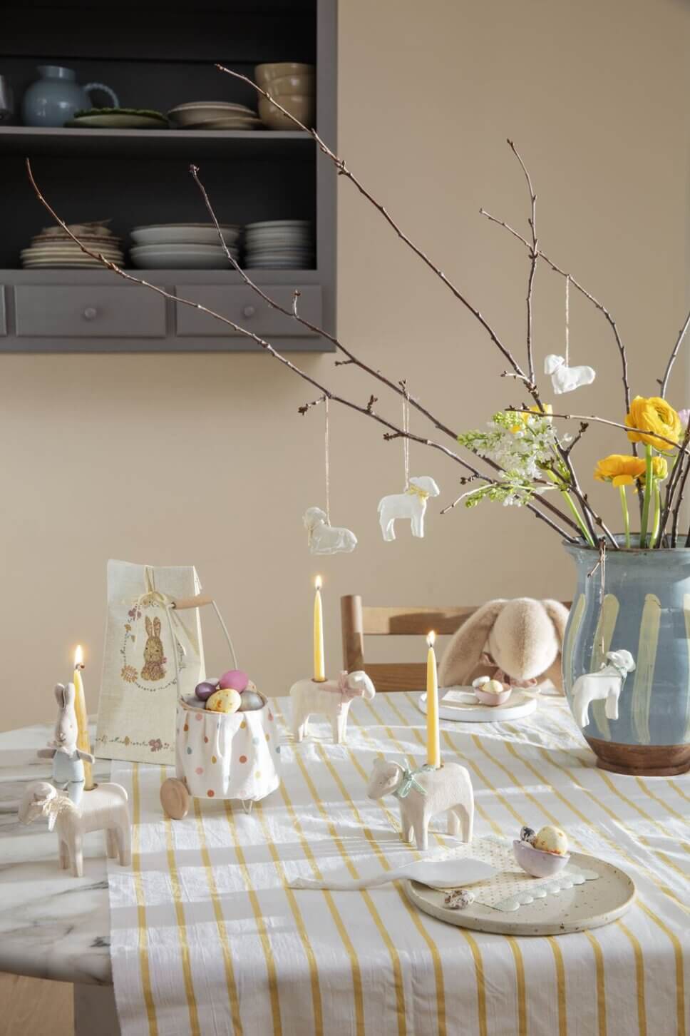Festlich gedeckter und mit Osterdeko geschmückter Tisch