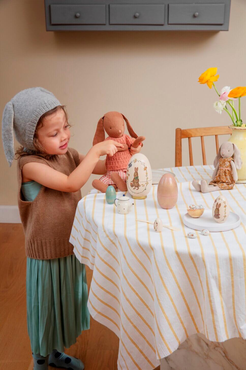 Festlich gedeckter und mit Osterdeko geschmückter Tisch