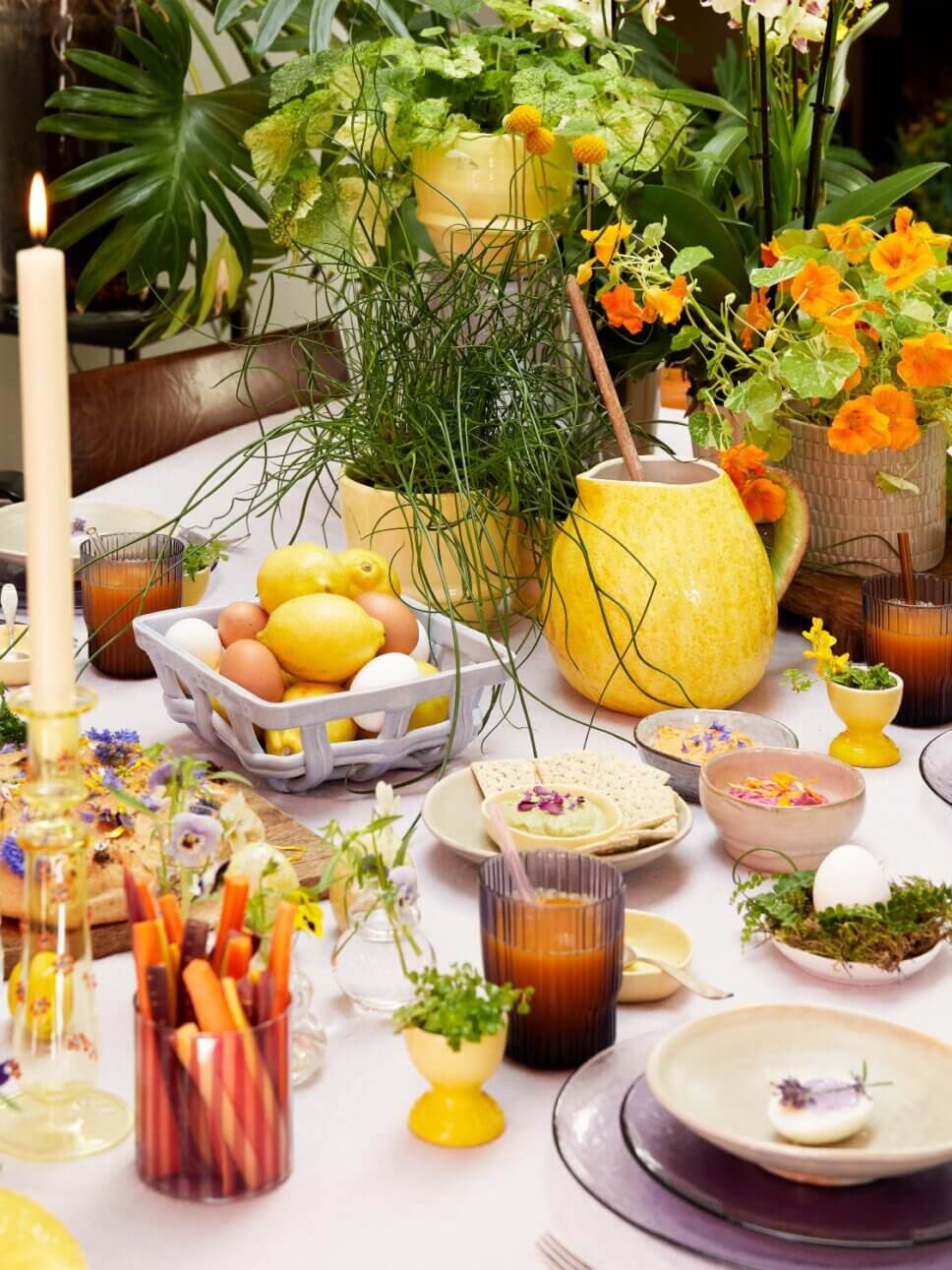 Festlich gedeckter und mit Osterdeko geschmückter Tisch