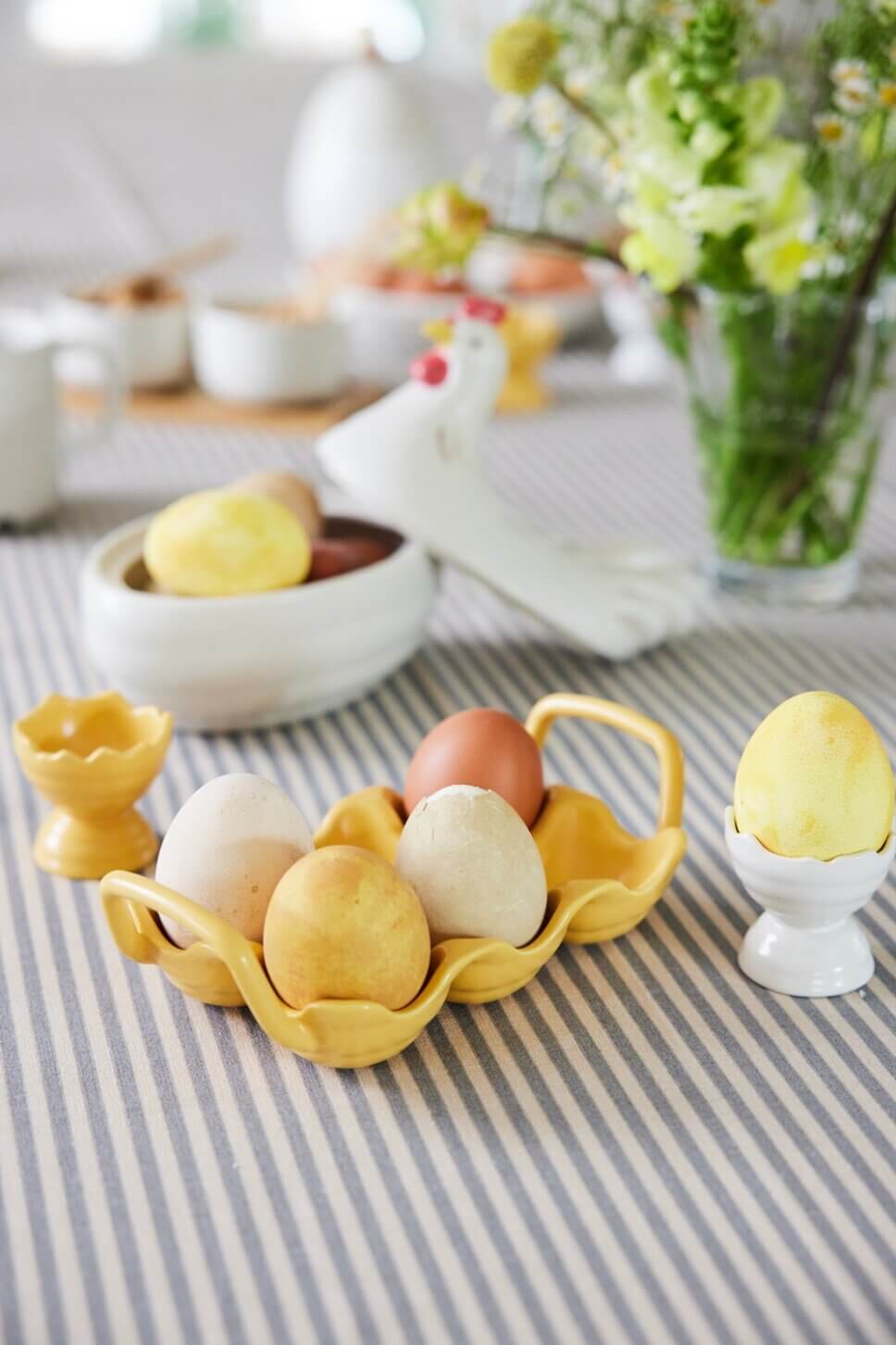 Festlich gedeckter und mit Osterdeko geschmückter Tisch