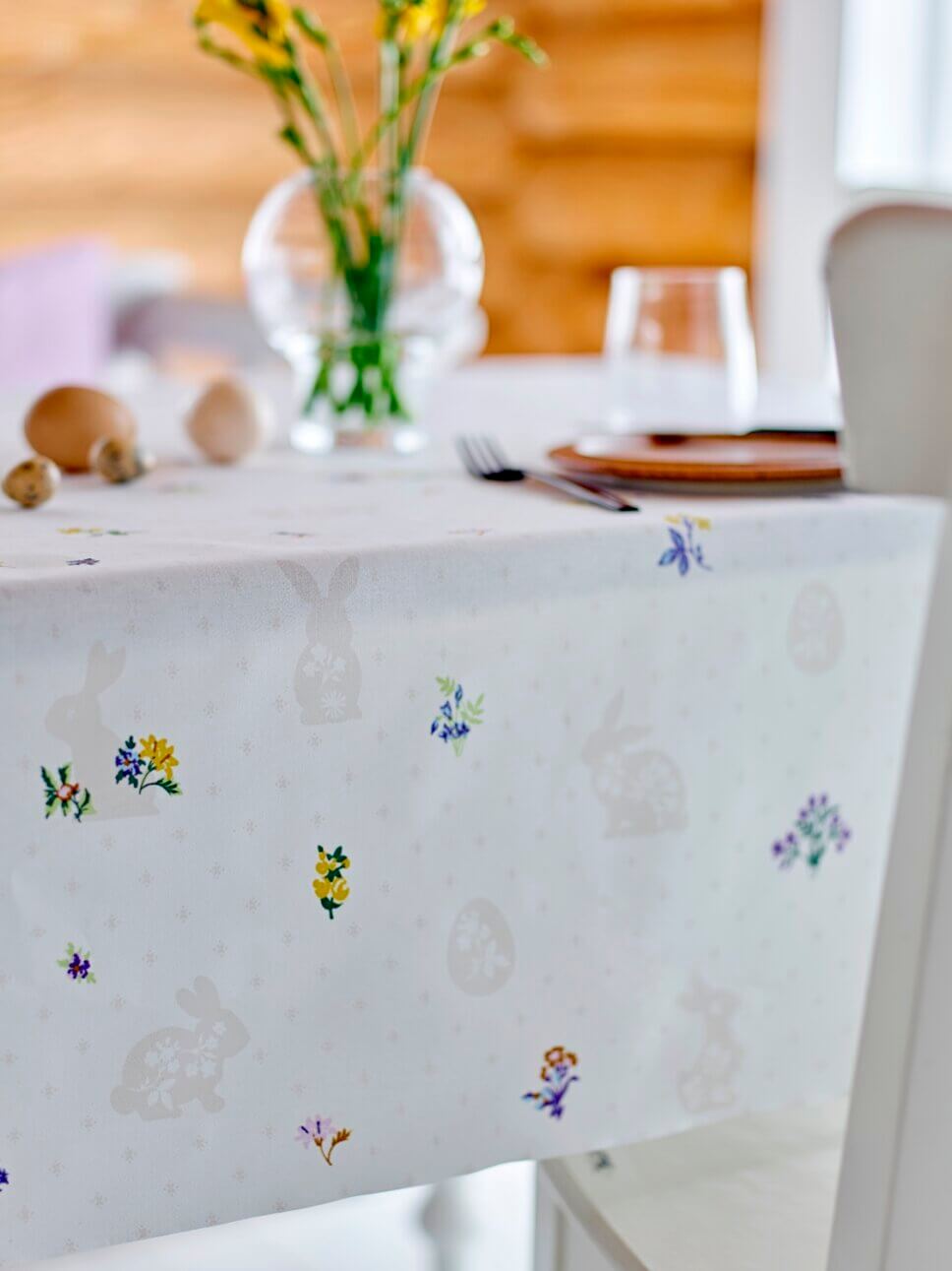 Festlich gedeckter und mit Osterdeko geschmückter Tisch