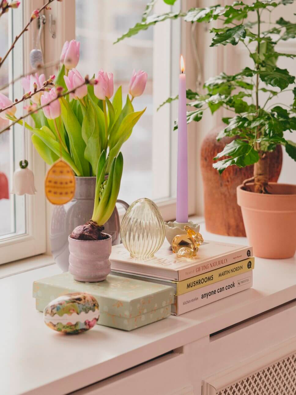 mit Osterdeko und blumen dekorierte fensterbank