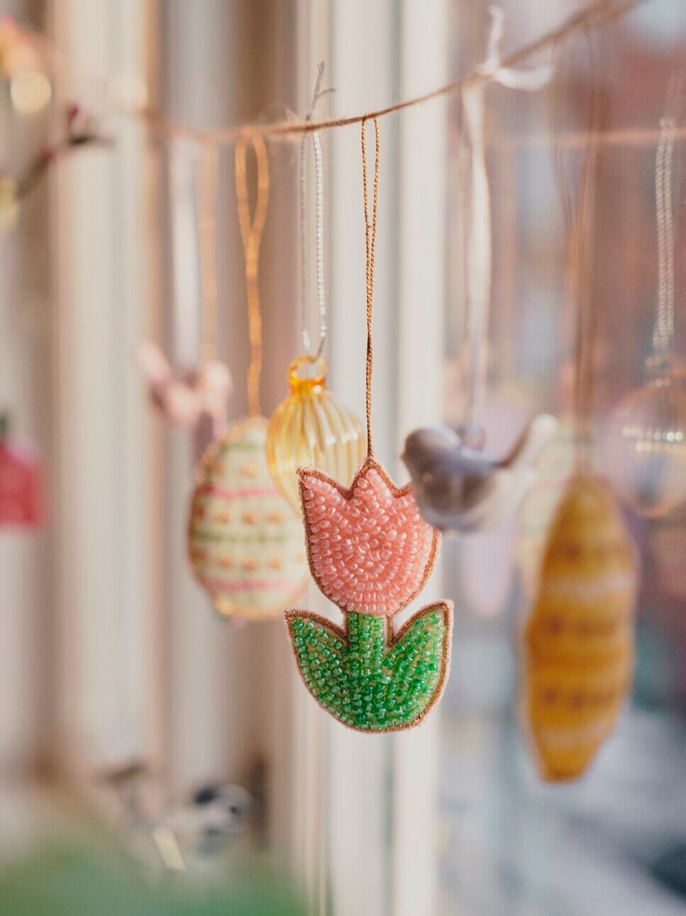 Osterdeko hängt vor Fenster