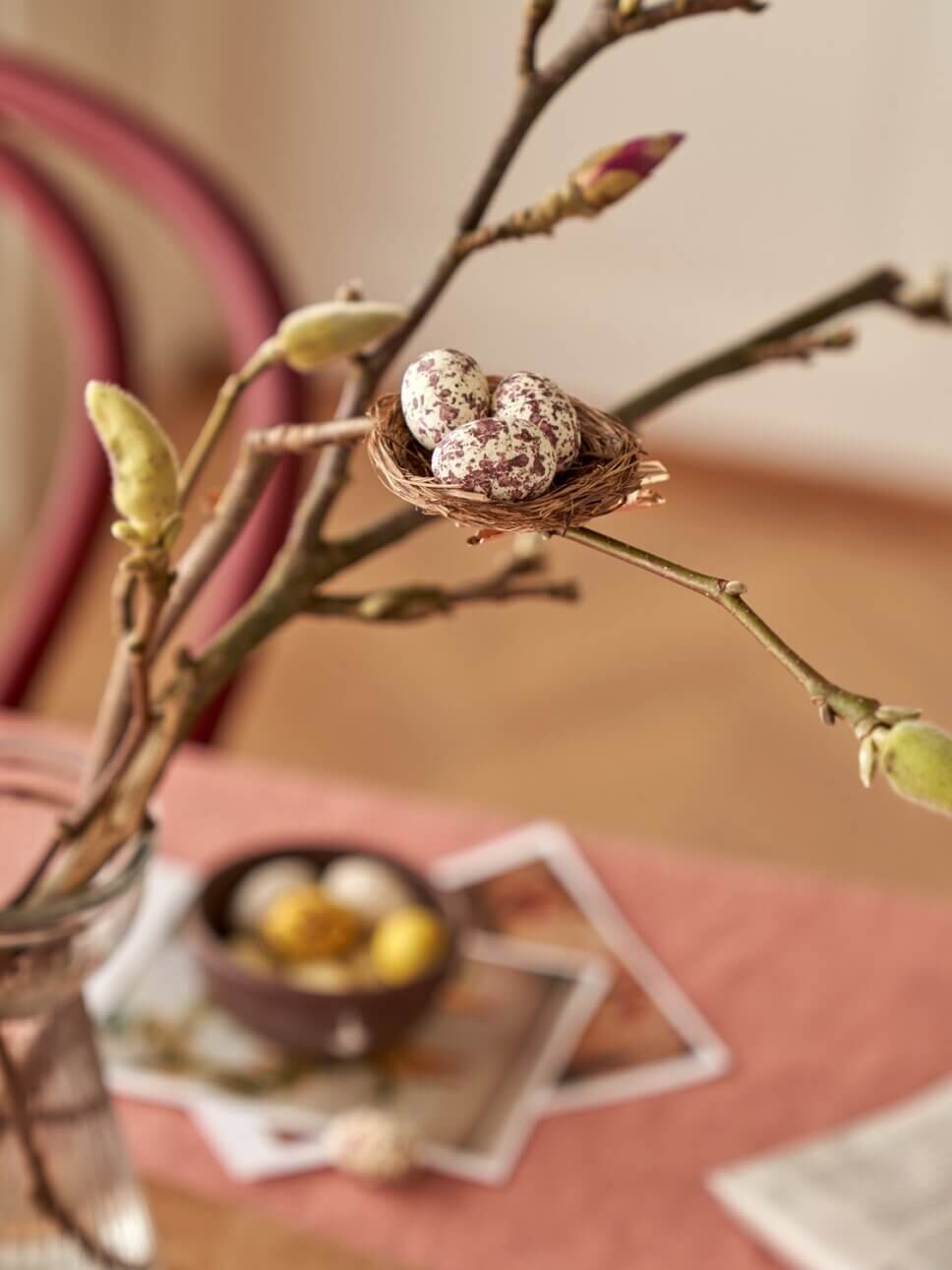 Osterdeko am Zweig