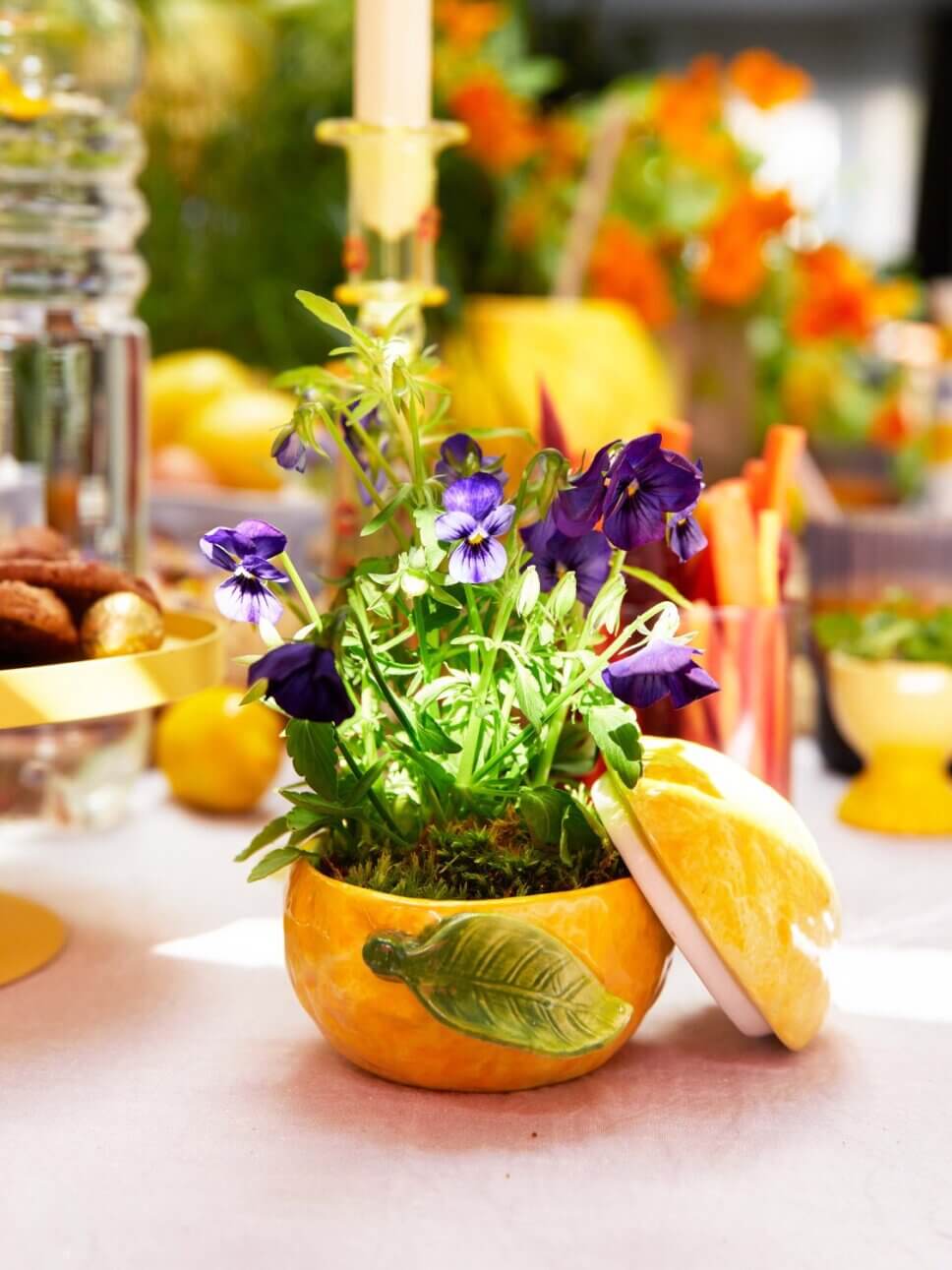 Festlich gedeckter und mit Osterdeko geschmückter Tisch