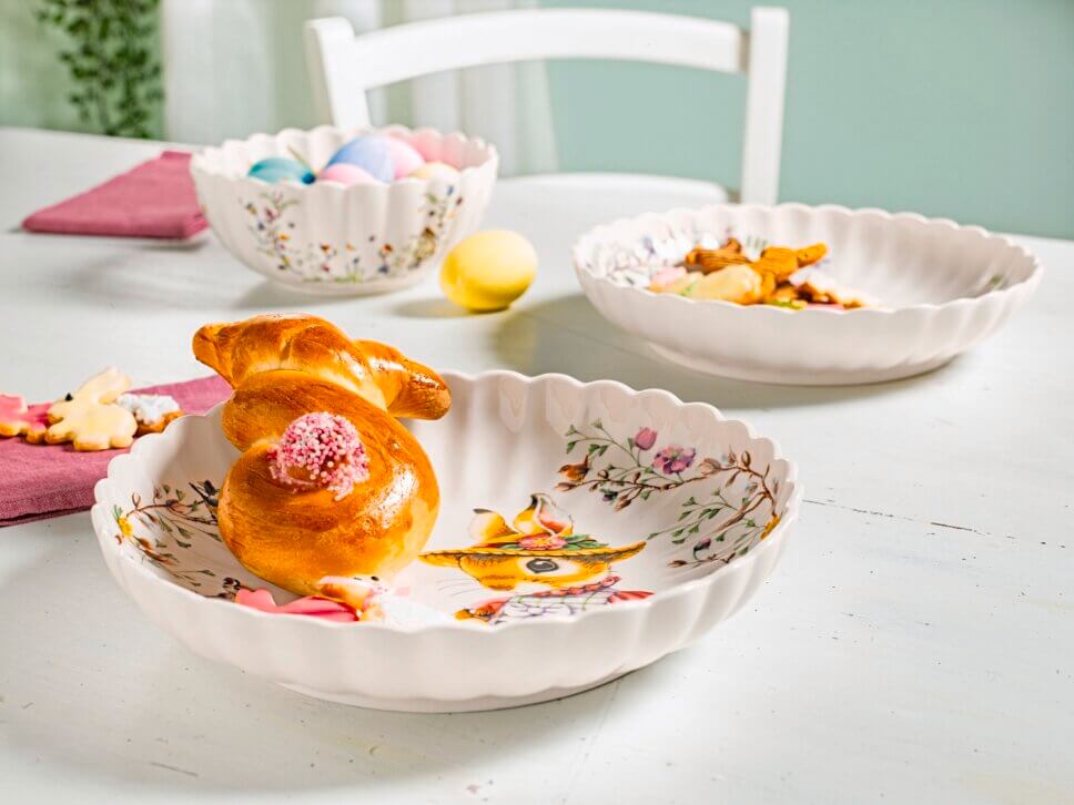 Festlich gedeckter und mit Osterdeko geschmückter Tisch