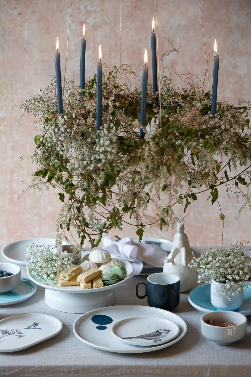 Festlich gedeckter und mit Osterdeko geschmückter Tisch