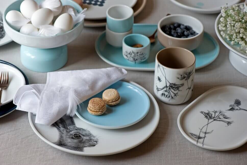 Festlich gedeckter und mit Osterdeko geschmückter Tisch