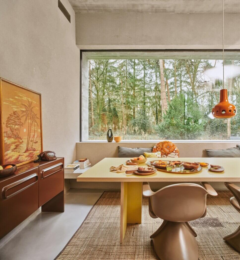 Im Stil der 70er Jahre mit modernen Retromöbeln eingerichtetes Esszimmer in einem Bungalow