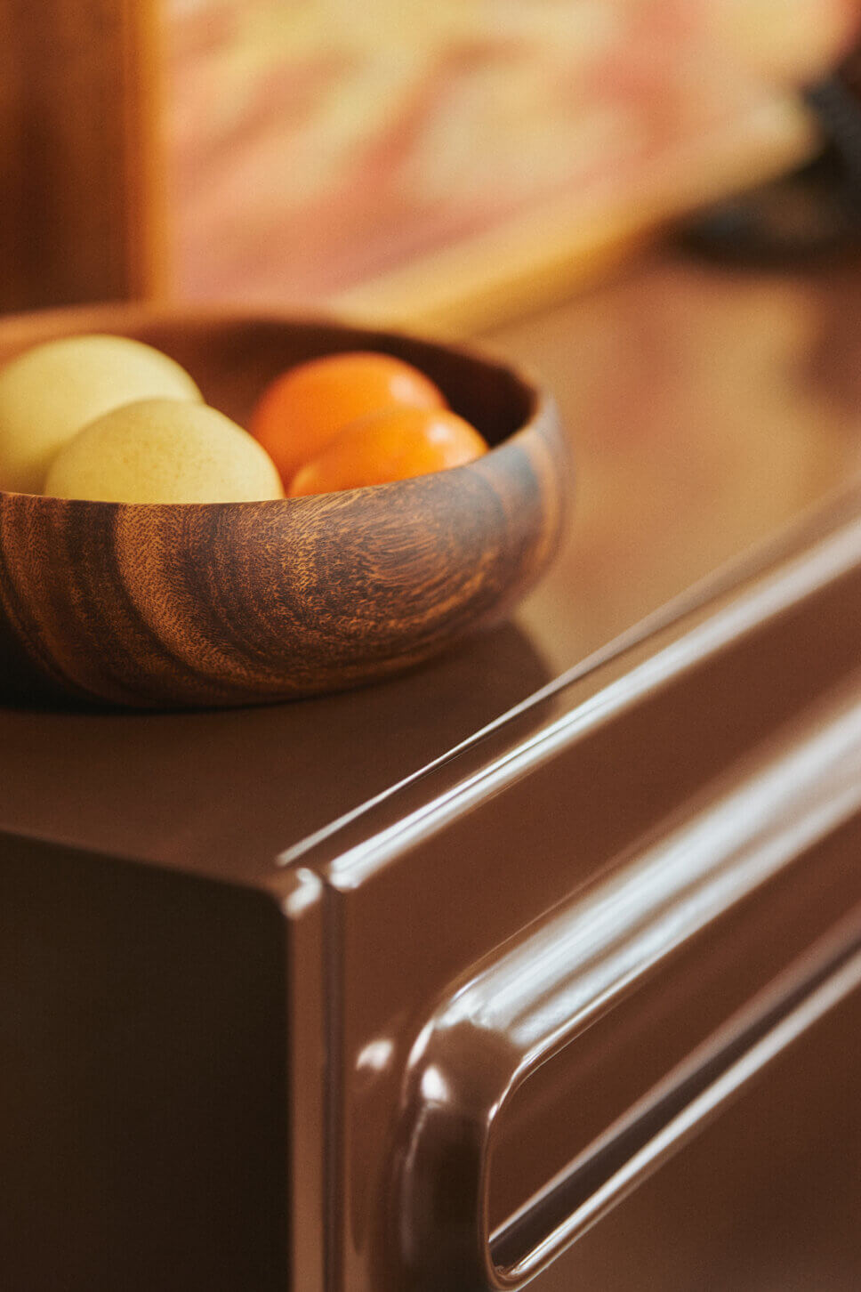 Im Stil der 70er Jahre mit modernen Retromöbeln eingerichtetes Esszimmer in einem Bungalow