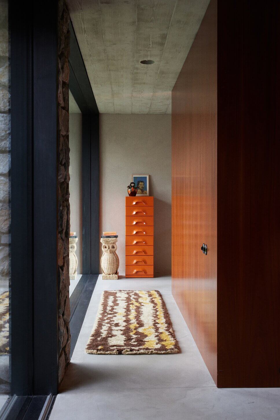 Im Stil der 70er Jahre mit modernen Retromöbeln eingerichteter Flur in einem Bungalow