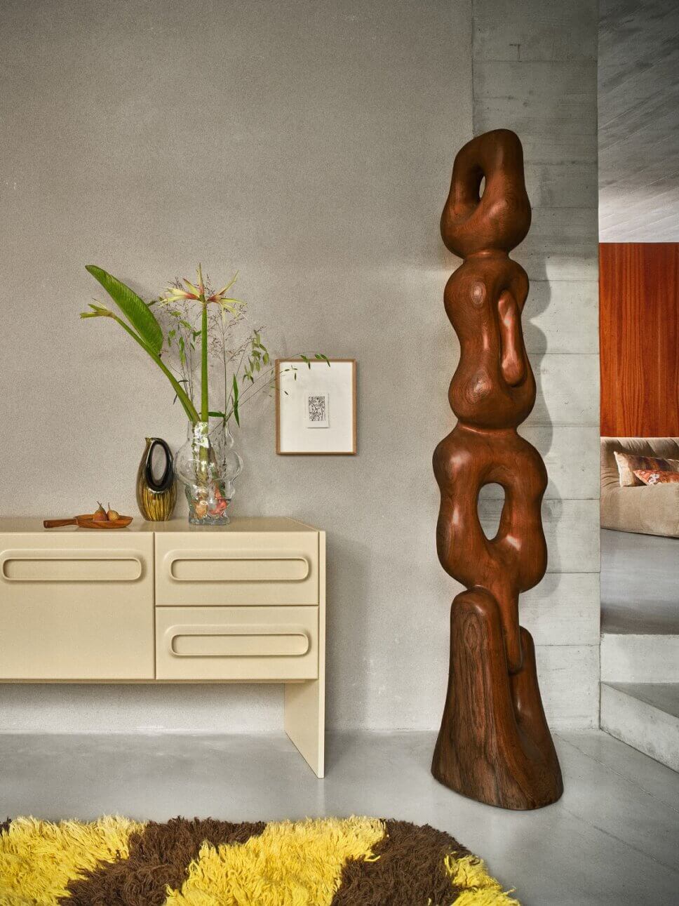 Im Stil der 70er Jahre mit modernen Retromöbeln eingerichteter Flur in einem Bungalow