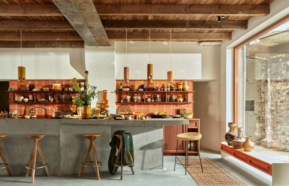 Im Stil der 70er Jahre mit modernen Retromöbeln eingerichtete Küche in einem Bungalow