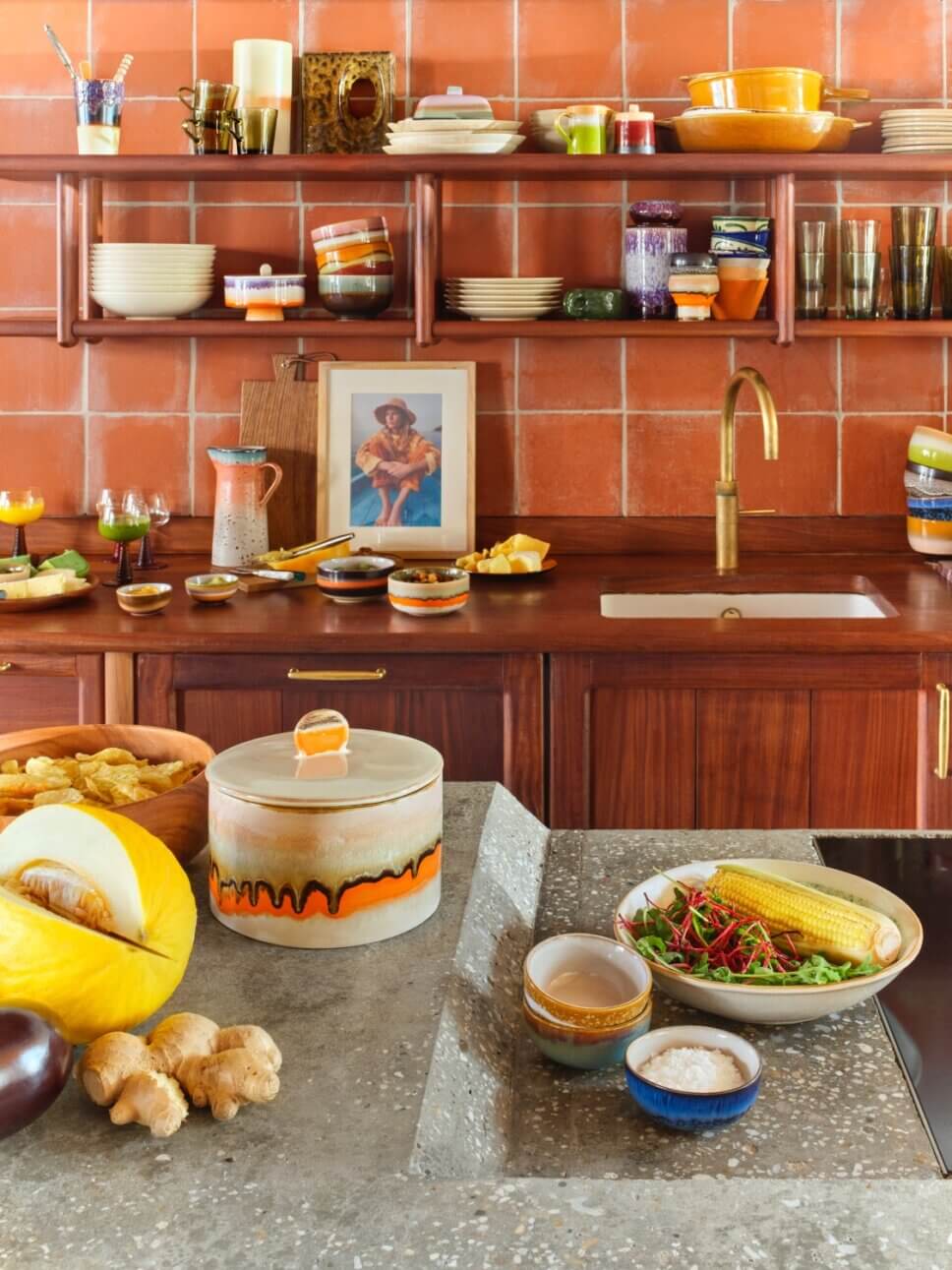 Im Stil der 70er Jahre mit modernen Retromöbeln eingerichtete Küche in einem Bungalow