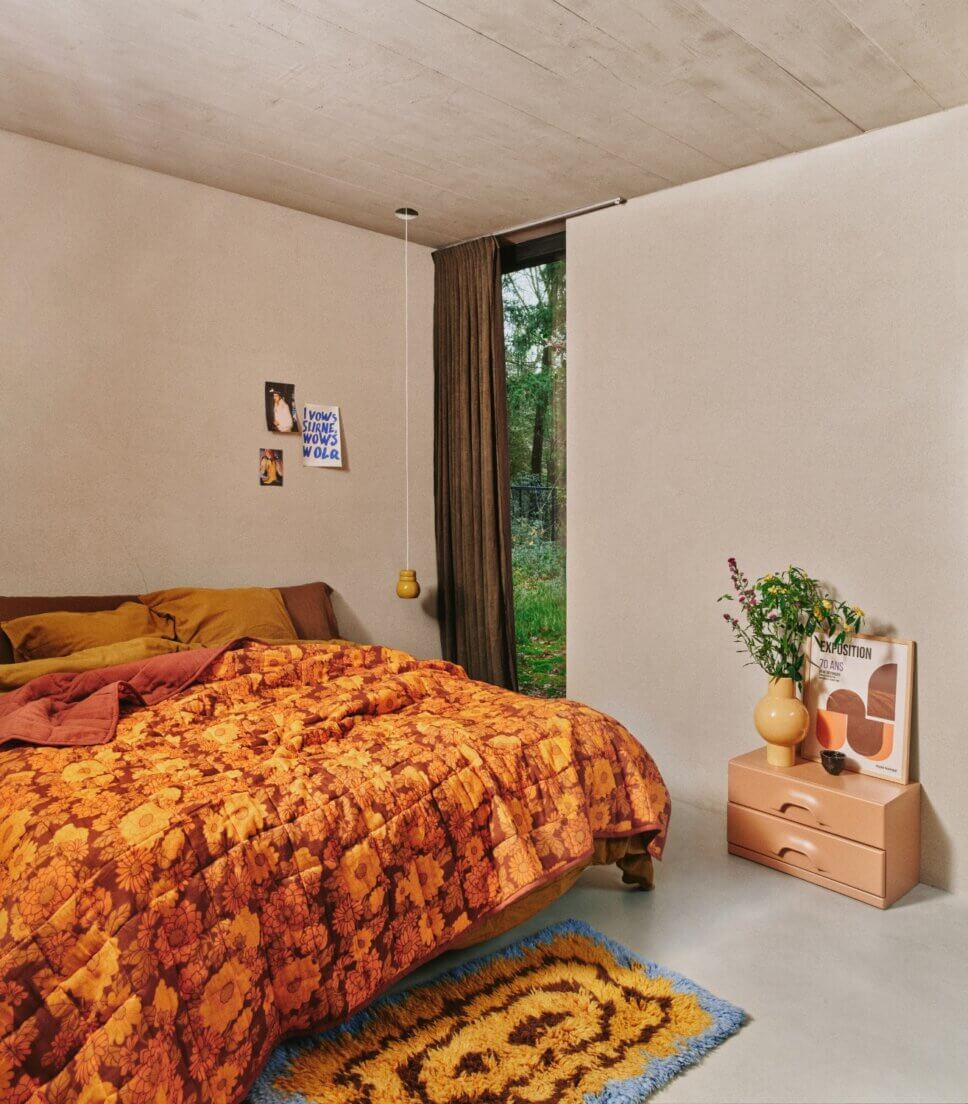 Im Stil der 70er Jahre mit modernen Retromöbeln eingerichtetes Schlafzimmer in einem Bungalow