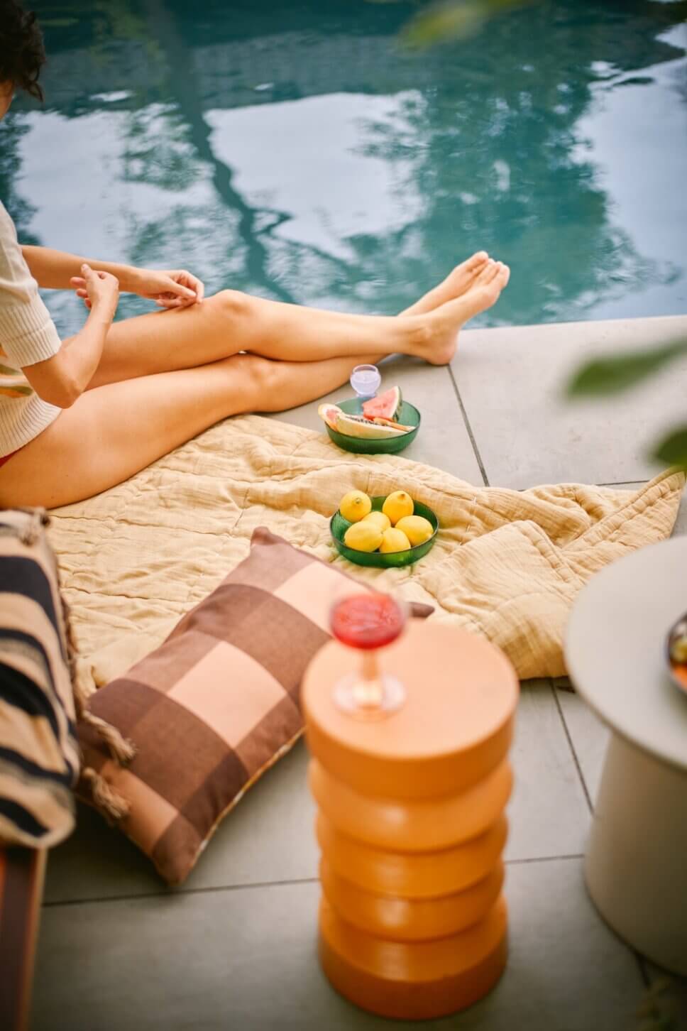 Im Stil der 70er Jahre mit modernen Retromöbeln ausgestattete Terrasse an einem Bungalow