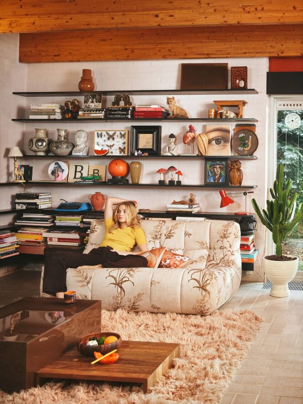 Im Stil der 70er Jahre mit modernen Retromöbeln eingerichtetes Esszimmer in einem Bungalow