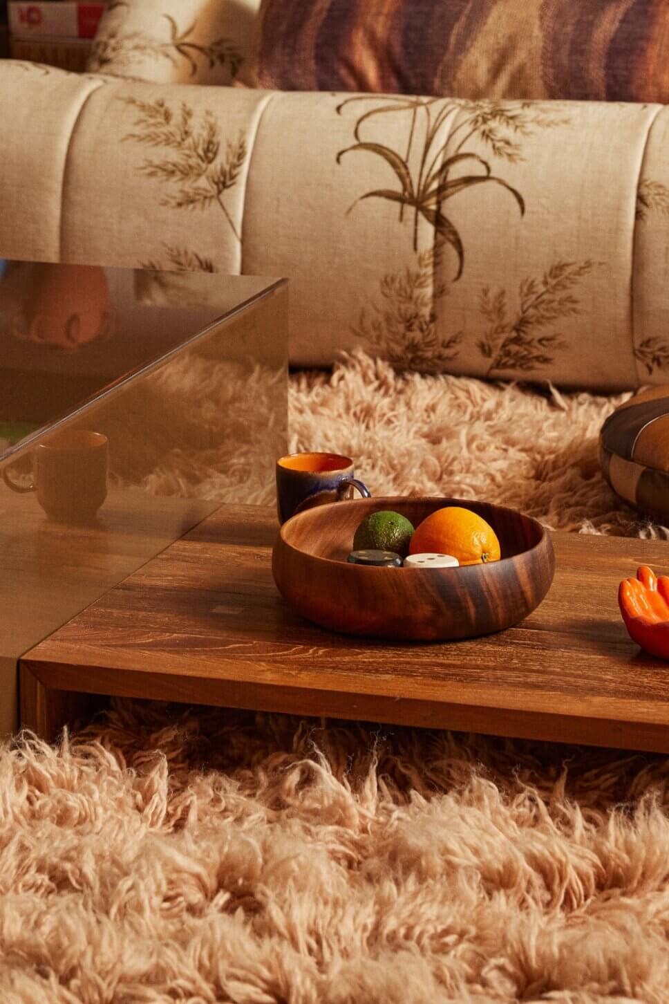 Im Stil der 70er Jahre mit modernen Retromöbeln eingerichtetes Esszimmer in einem Bungalow