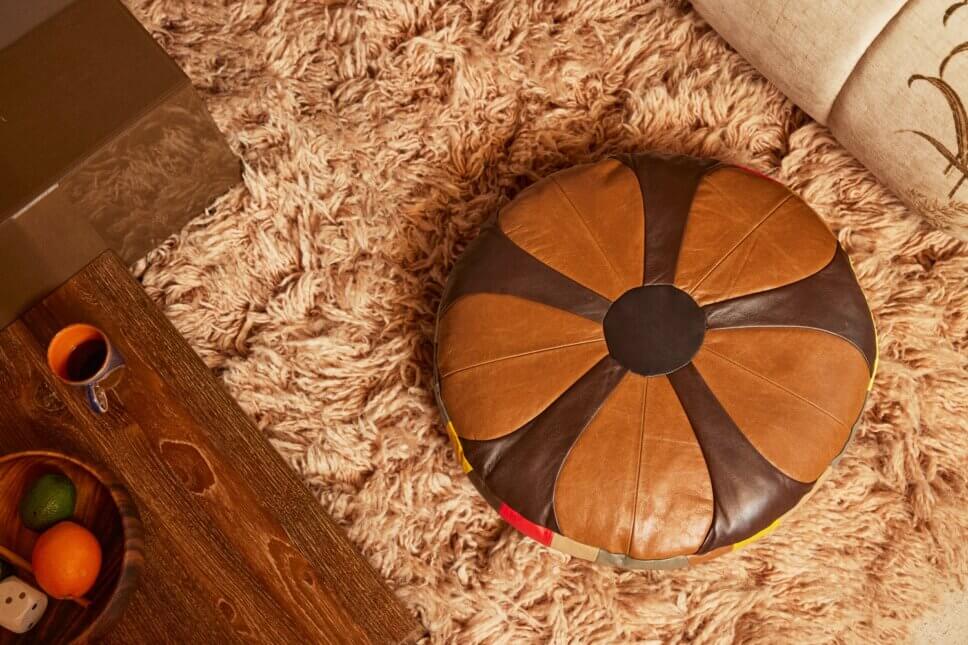 Im Stil der 70er Jahre mit modernen Retromöbeln eingerichtetes Esszimmer in einem Bungalow