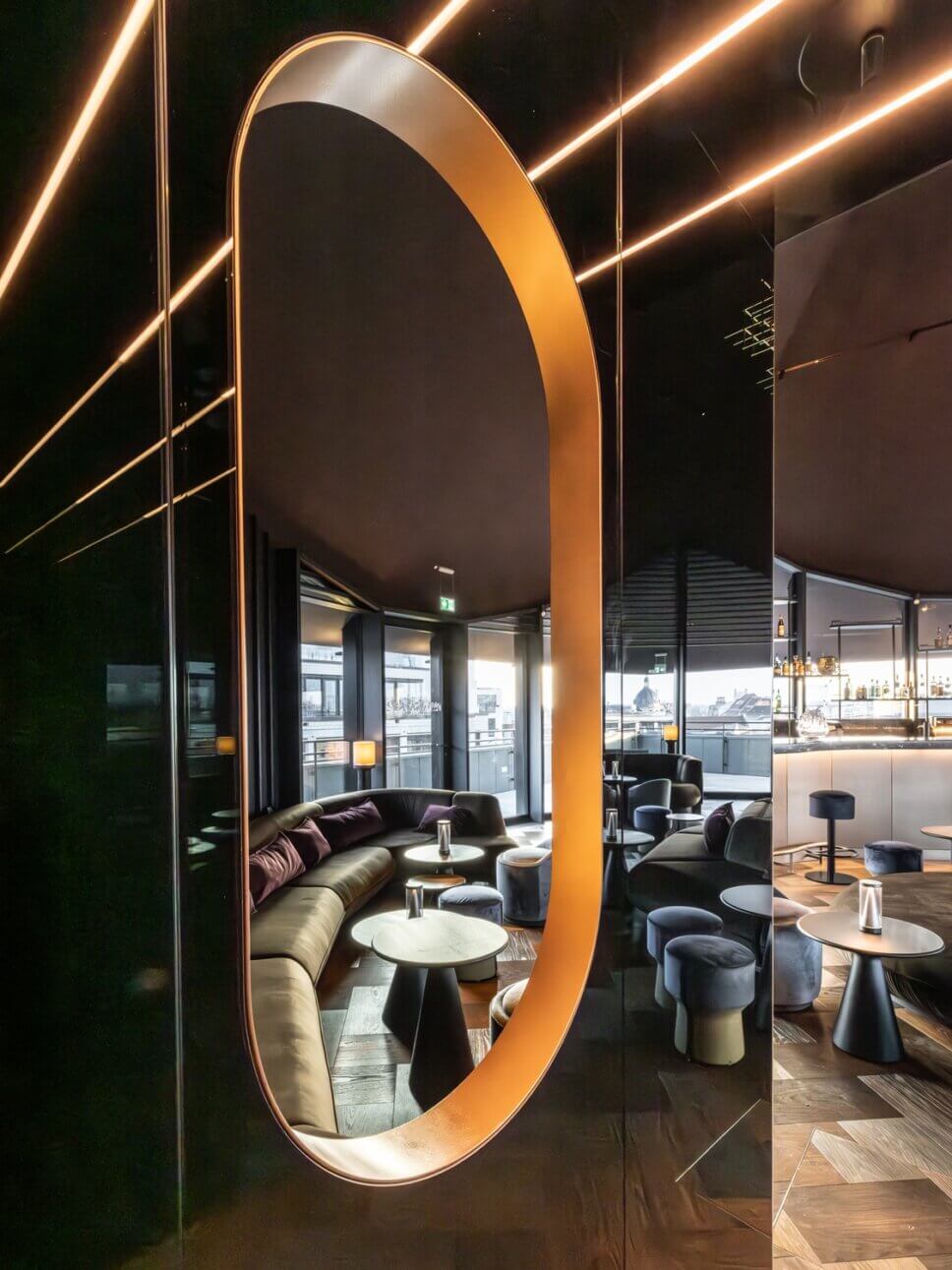 Zeitgenössisch eingerichtete Bar mit Samtsofa im Museum Fotografika Berlins