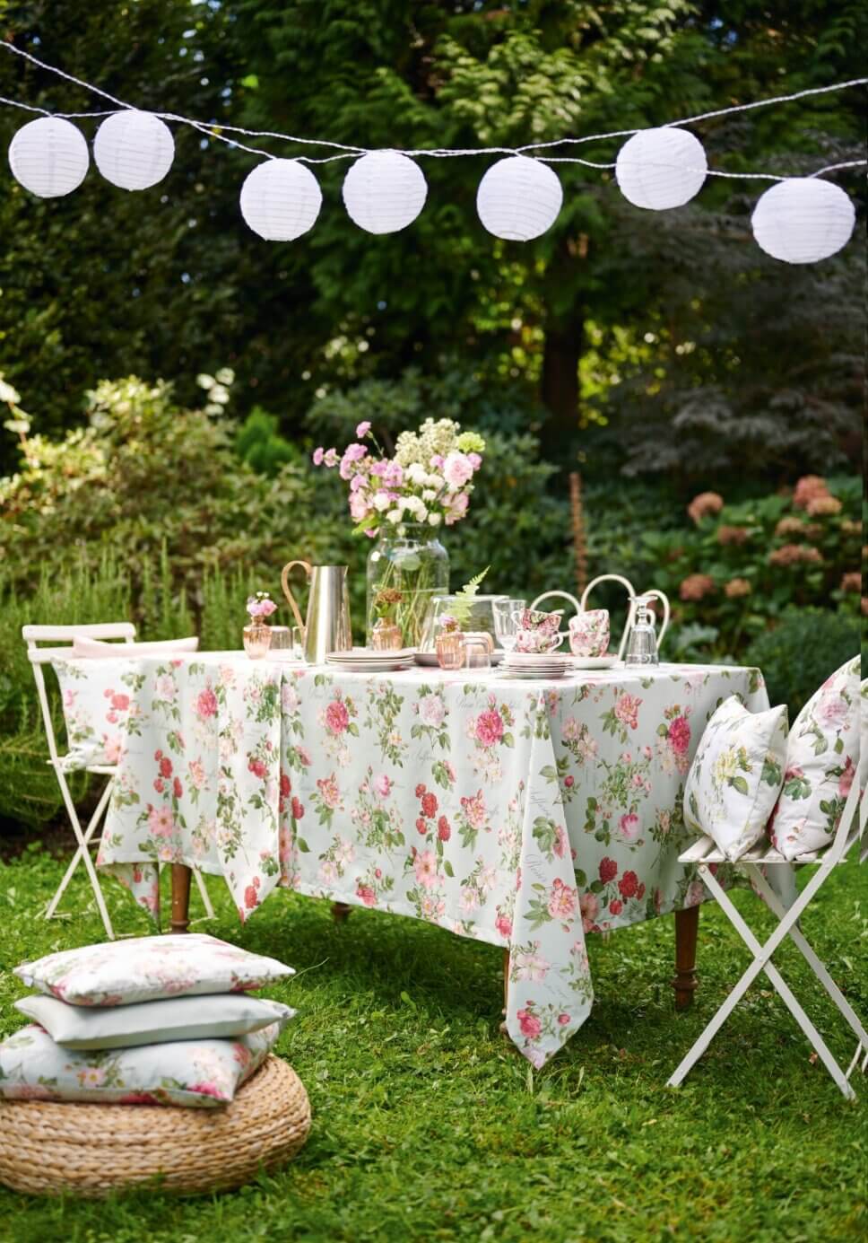 Sommerlich gedeckter Tisch im Garten