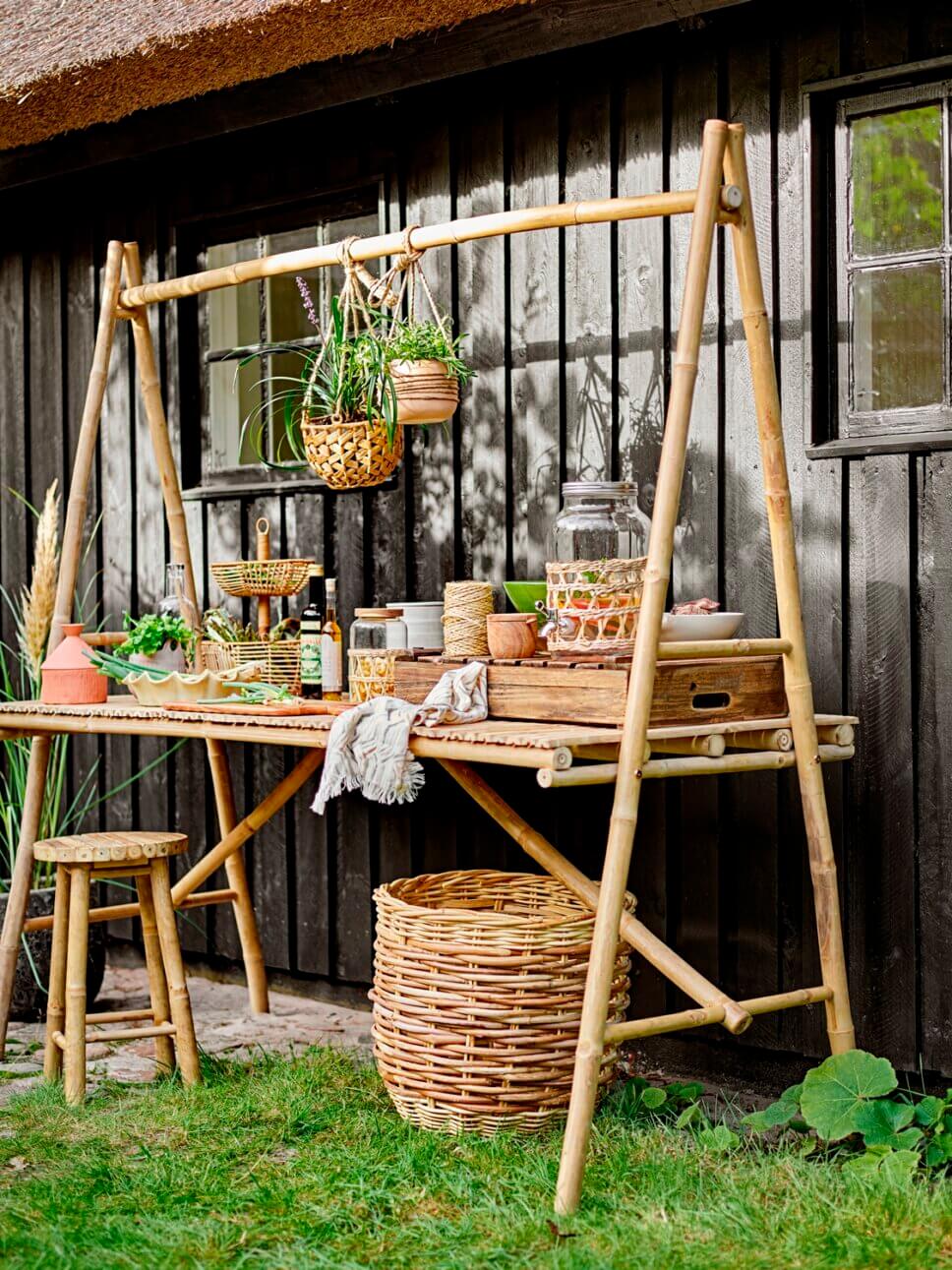 Sommerlich gedeckter Tisch im Garten