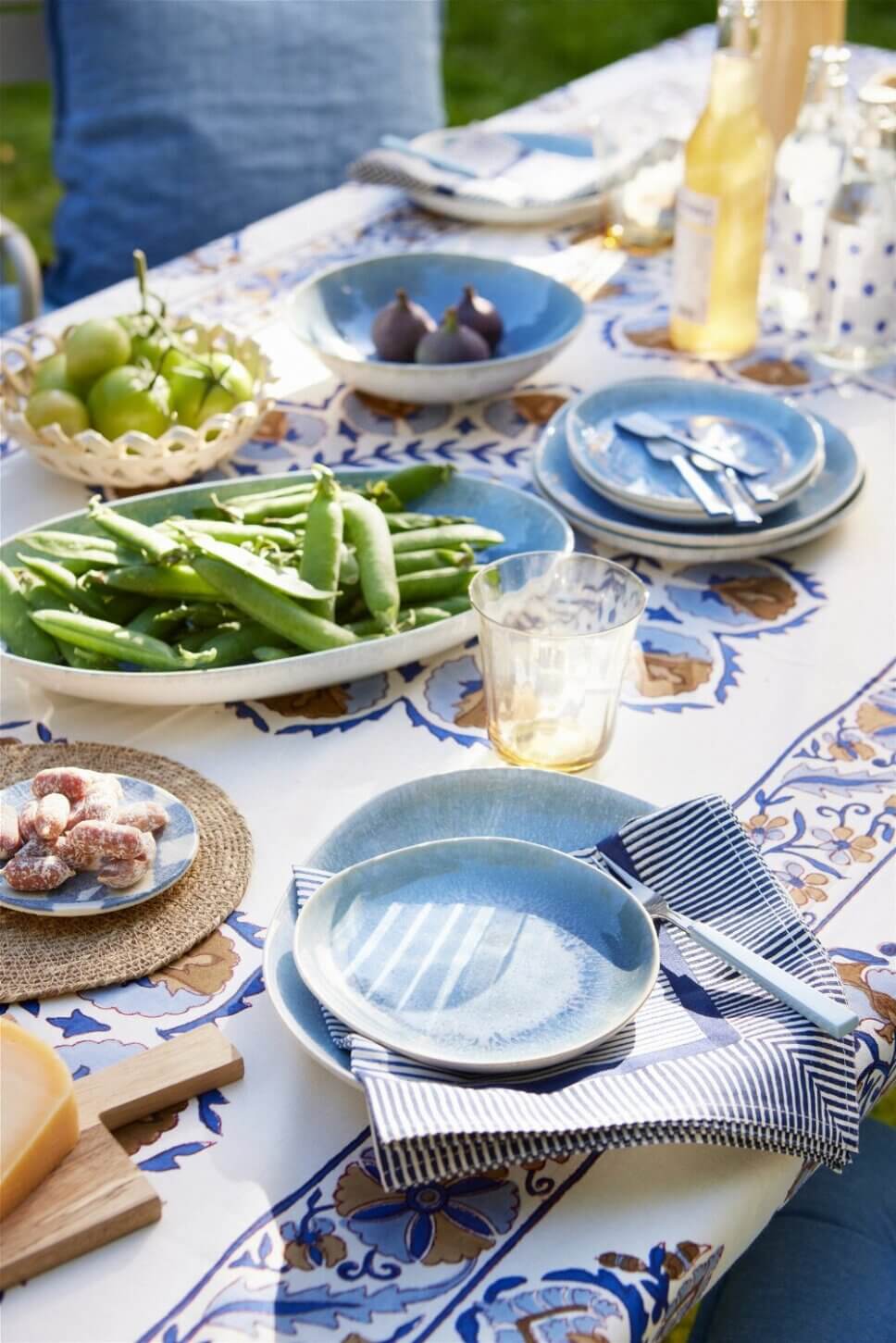 Sommerlich gedeckter Tisch im Garten