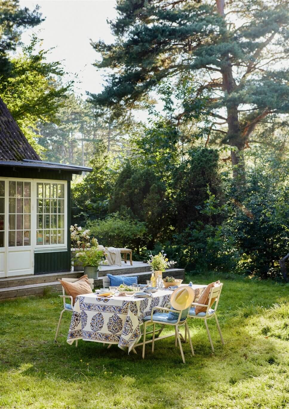 Sommerlich gedeckter Tisch im Garten