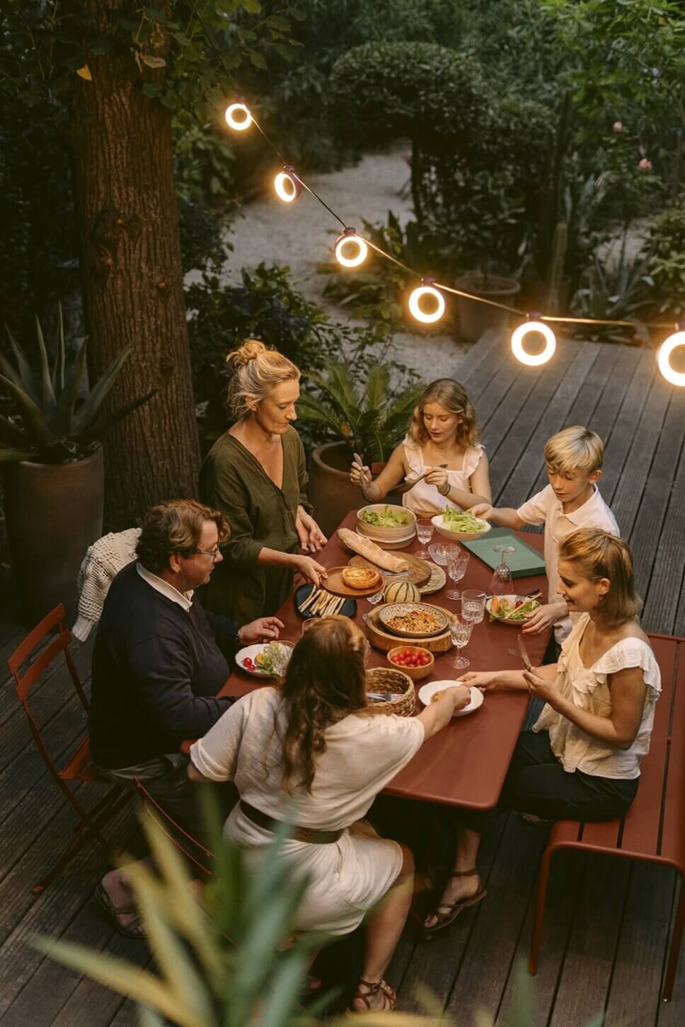 Sommerlich gedeckter Tisch im Garten