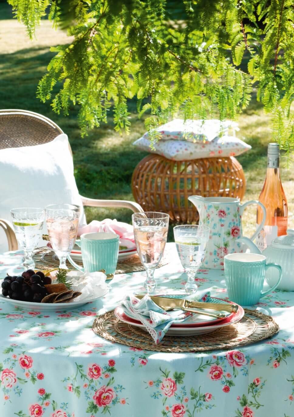 Sommerlich gedeckter Tisch im Garten