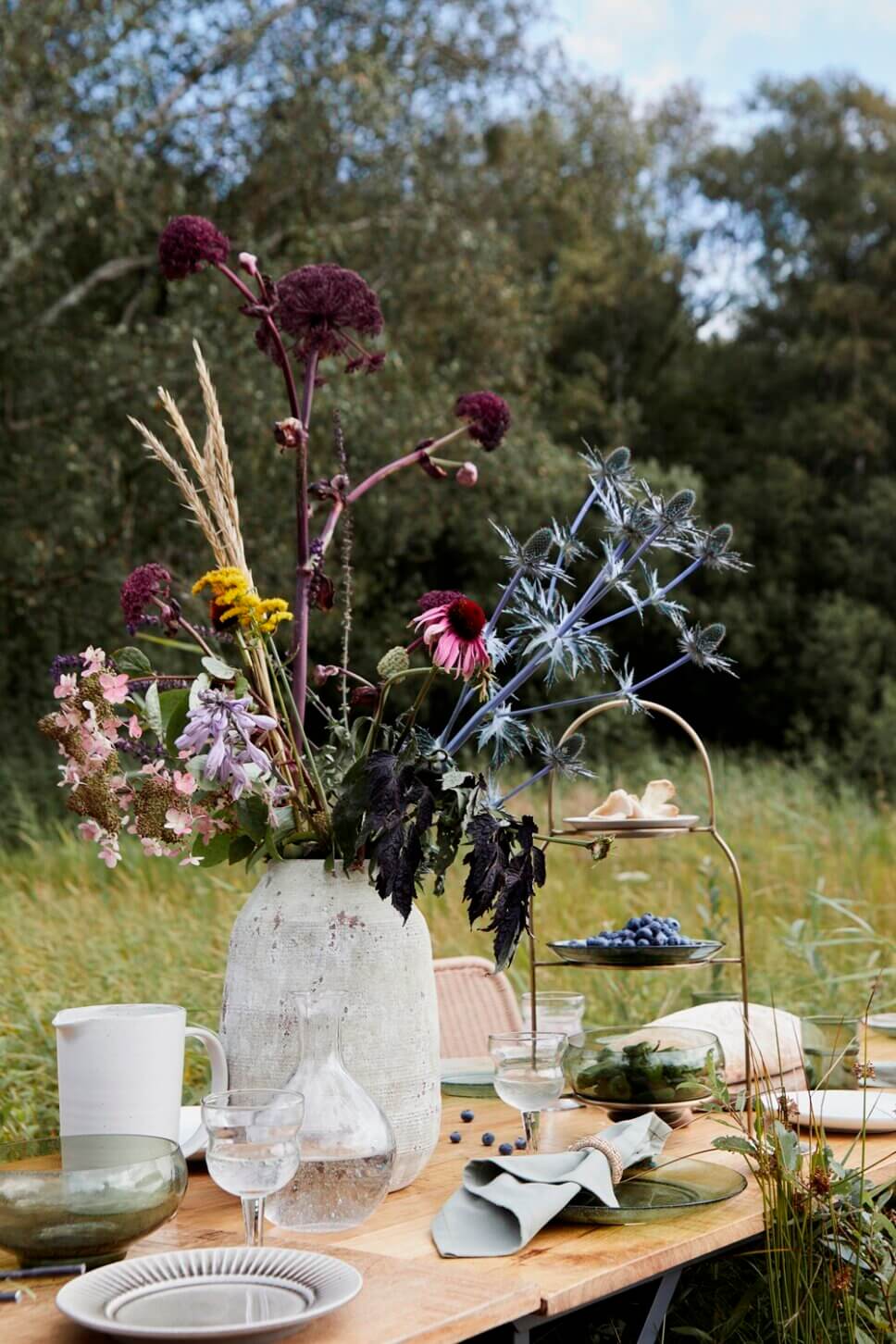 Sommerlich gedeckter Tisch im Garten